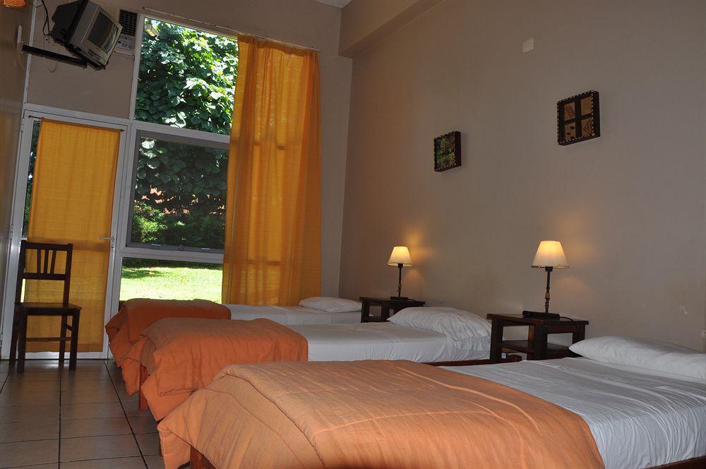 Iguazu Inn Hostel Puerto Iguazu Bagian luar foto