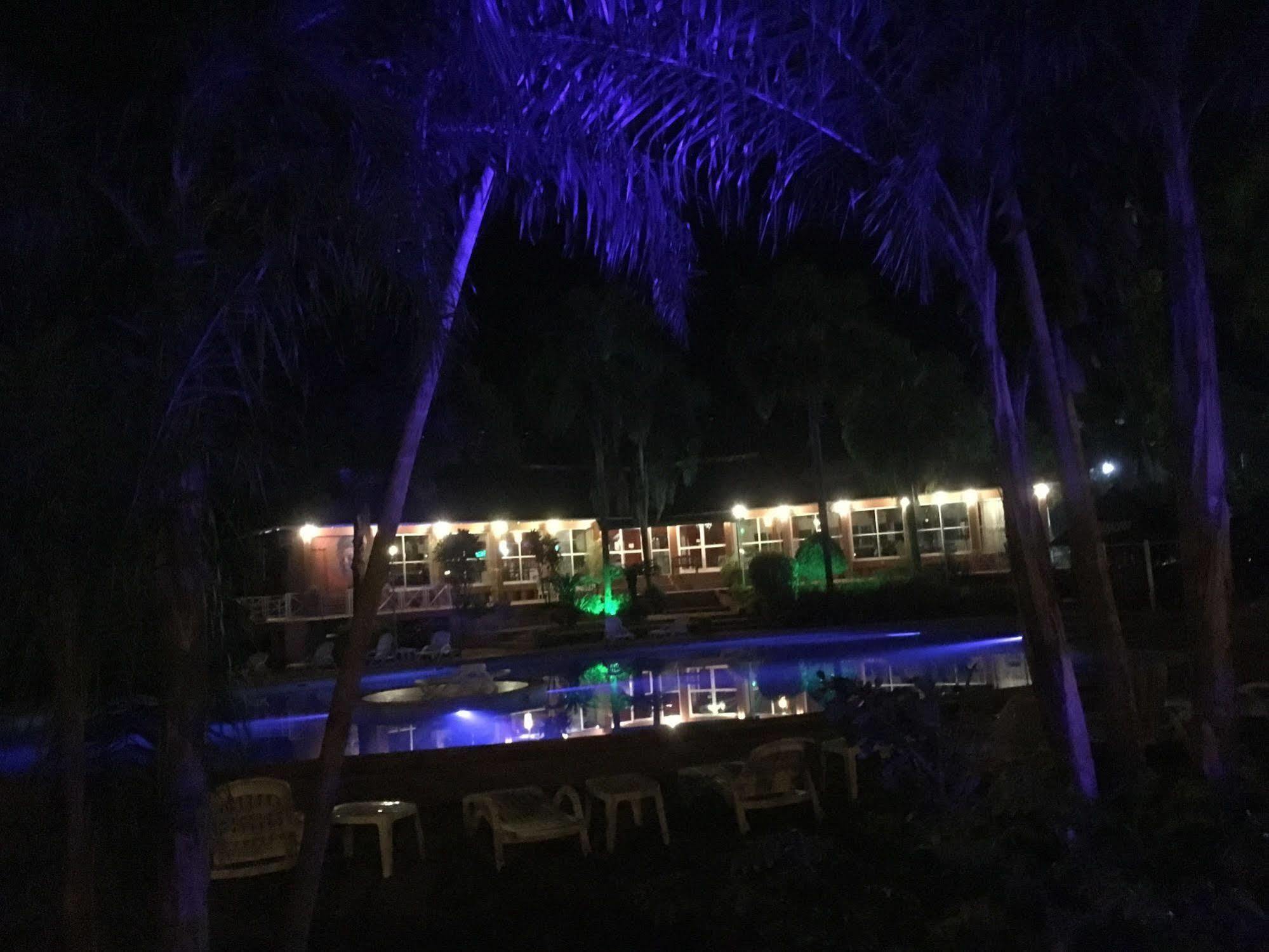 Iguazu Inn Hostel Puerto Iguazu Bagian luar foto