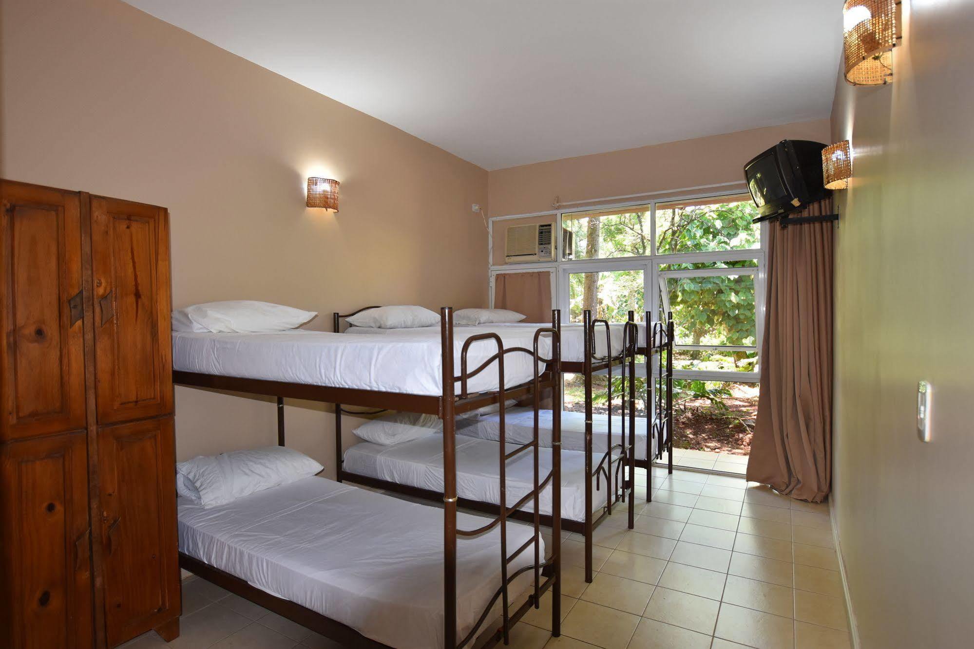 Iguazu Inn Hostel Puerto Iguazu Bagian luar foto