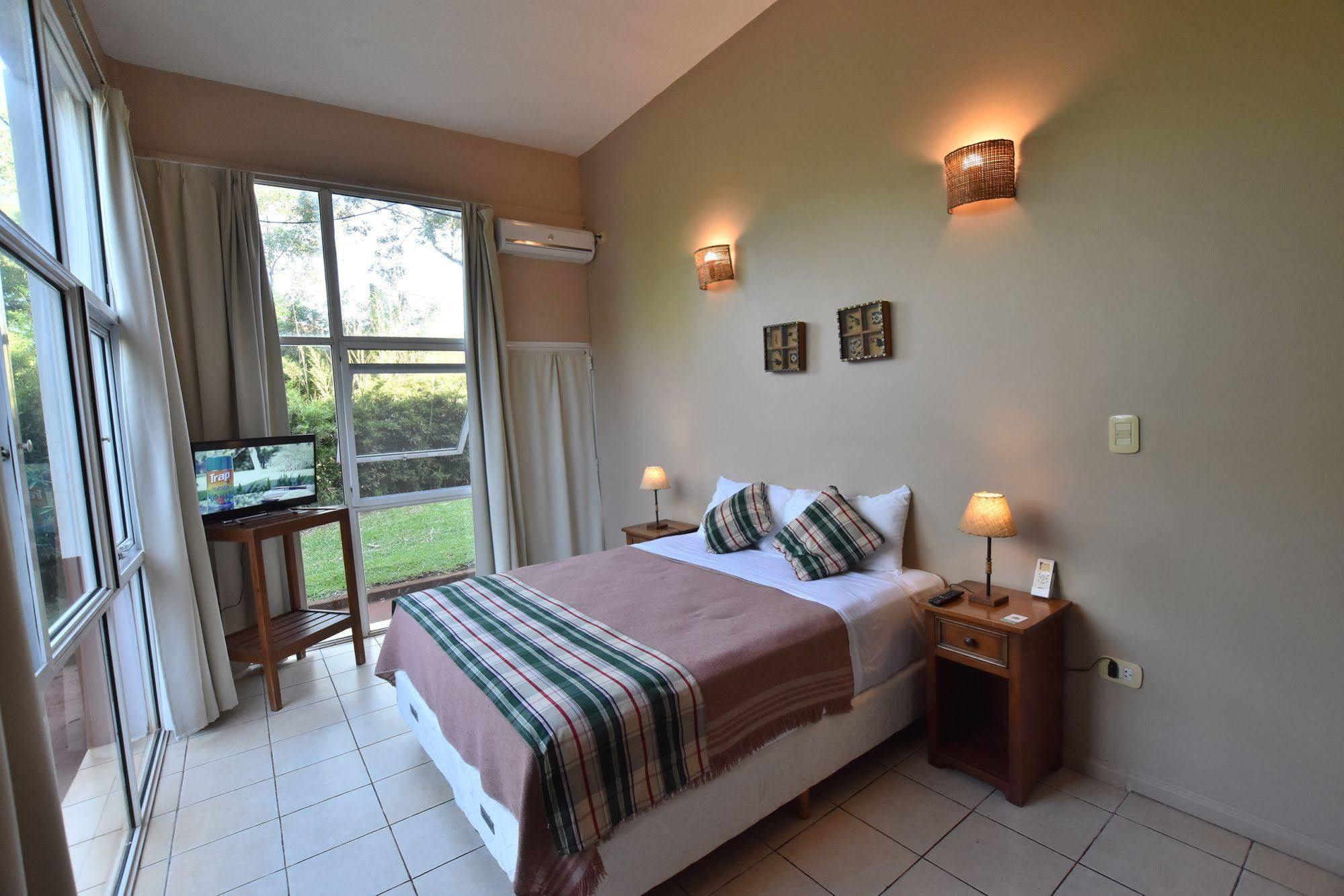 Iguazu Inn Hostel Puerto Iguazu Bagian luar foto