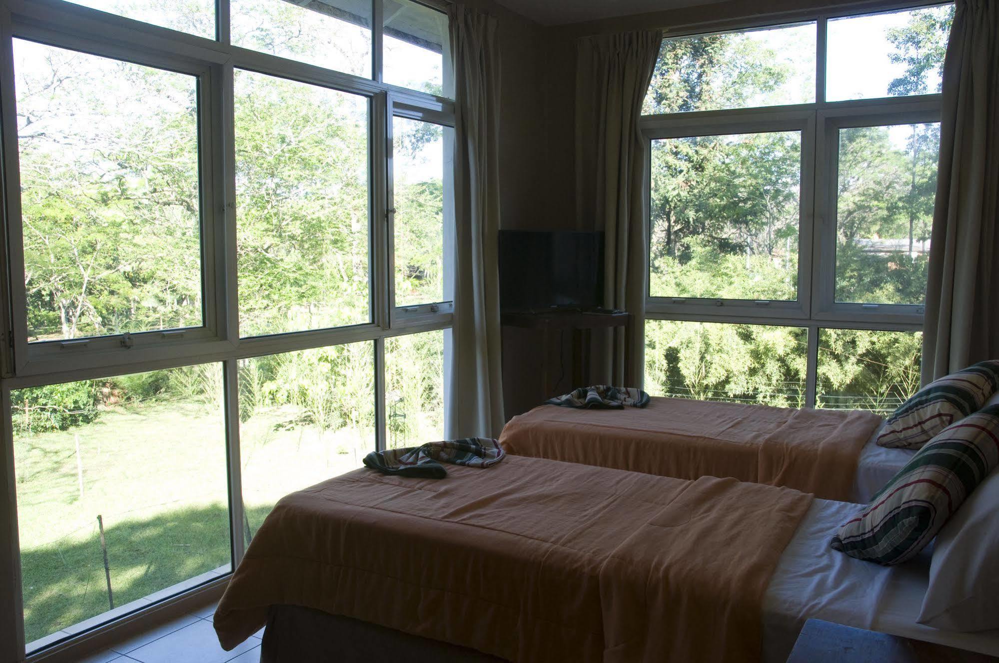 Iguazu Inn Hostel Puerto Iguazu Bagian luar foto