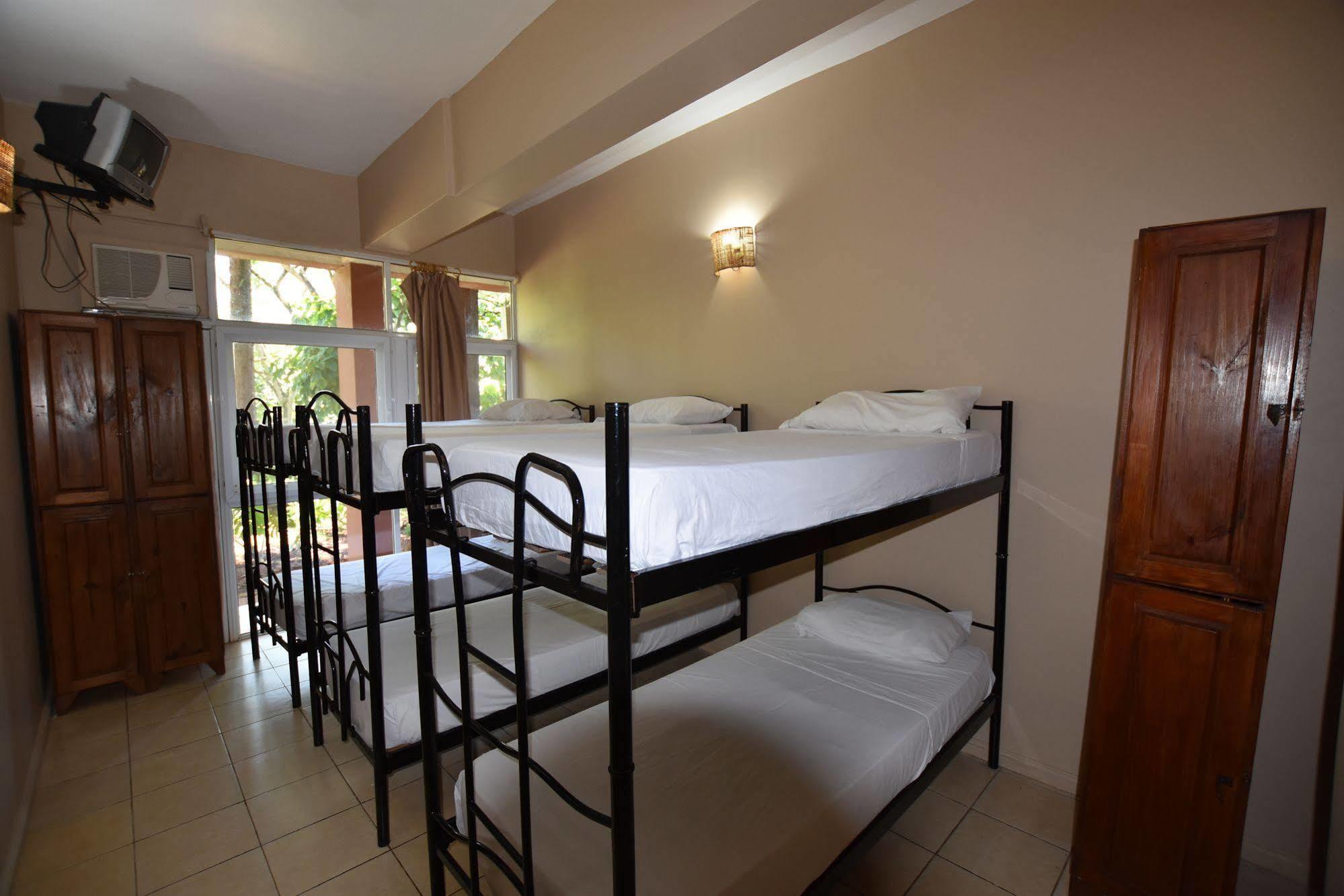 Iguazu Inn Hostel Puerto Iguazu Bagian luar foto